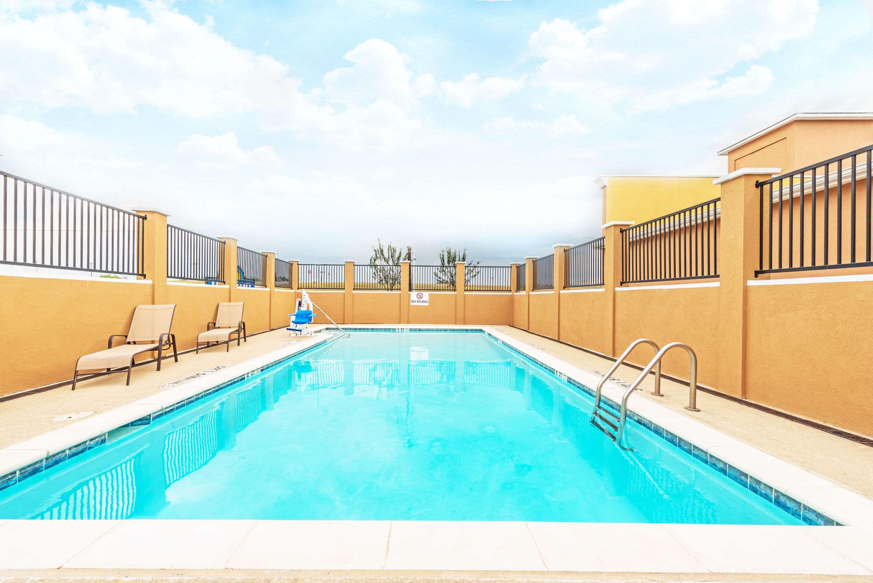 Days Inn By Wyndham Rockdale Texas Exterior photo