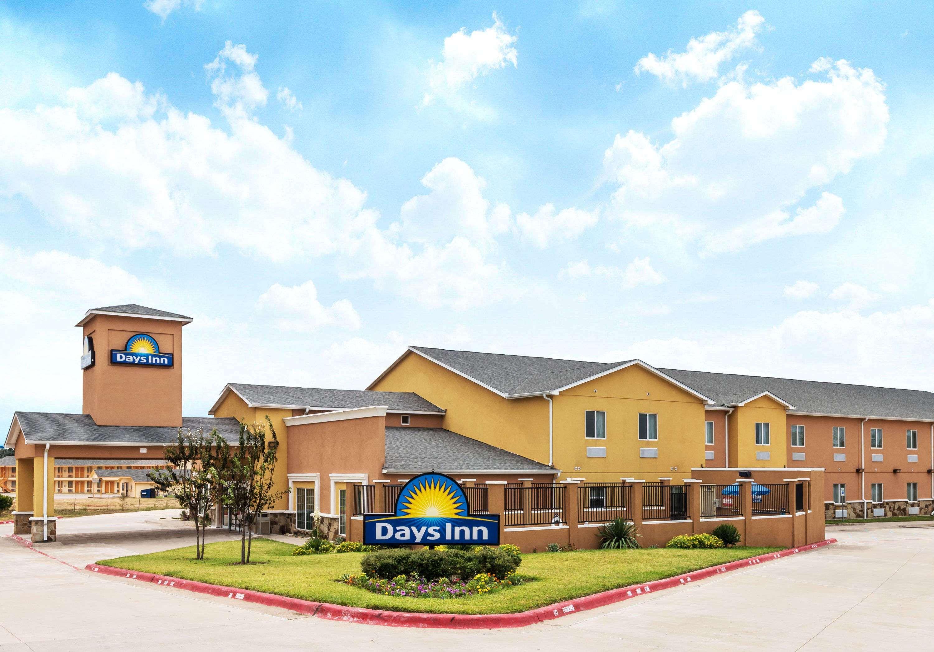 Days Inn By Wyndham Rockdale Texas Exterior photo