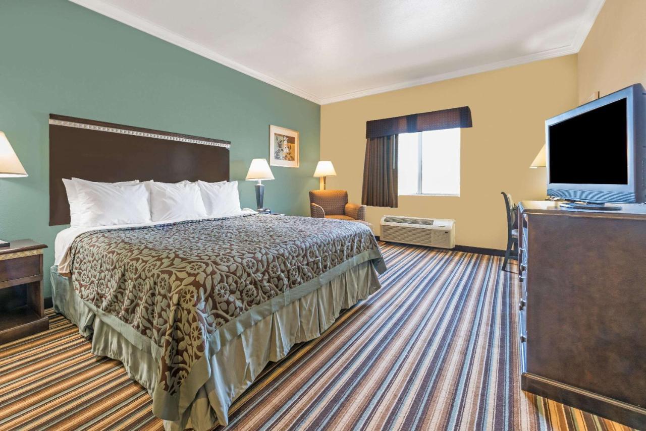 Days Inn By Wyndham Rockdale Texas Exterior photo